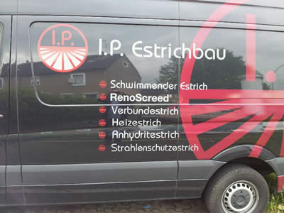 Fahrzeugbeschriftung der Firma I.P. Estrichbau aus Kamp-Lintfort mit RenoScreed